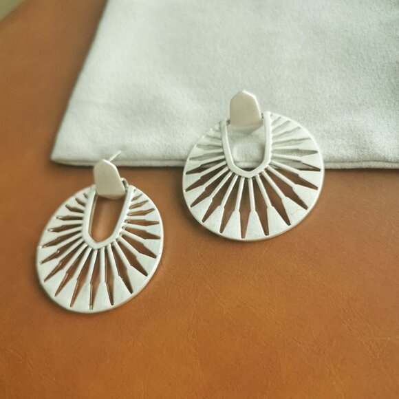 Kendra Scott Didi Sunburst Bright Silver Earrings Trendy - Picture 4 of 4